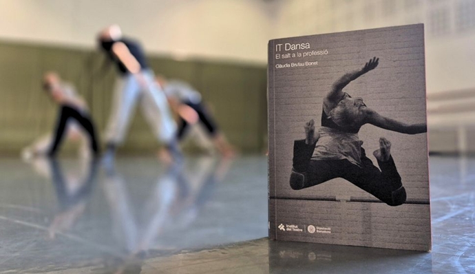 institutteatre's tweet photo. #LLIBRES «IT Dansa. El salt a la professió» repassa la trajectòria de la jove companyia de dansa de l’Institut del Teatre, coincidint amb la proximitat del seu 30è aniversari
👉 La periodista cultural i crítica en dansa
@claudiabrubo n’és l’autora
https://t.co/ufHClz41bT https://t.co/osDHagQniA