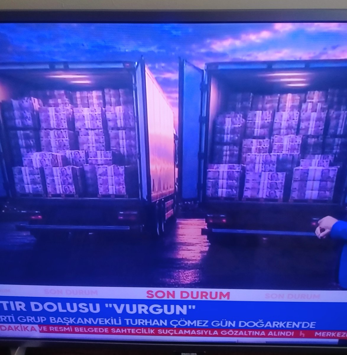 hul_25y's tweet photo. Kendilerinin çağımızın Nene Hatunu  dedekleri kamyon kamyon para götürmüş.
#YerliVurgun https://t.co/gl6GkCsmVo