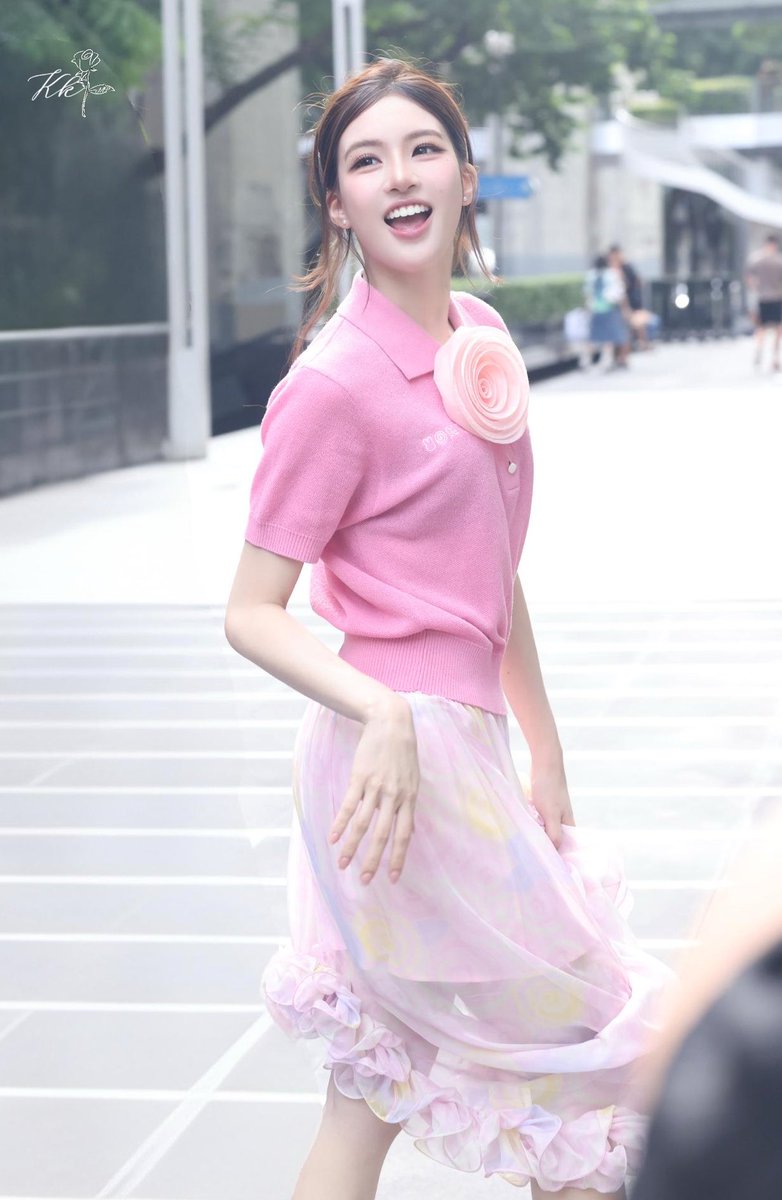 Kk_mpkk's tweet photo. What a stunning glance back!🩷✨

BLEJIE AT CROCS STORE OPEN CTW
#pangjiewr
#Blejie
#CrocsthxBleJie
#Crocsth
#Crocscentralworld https://t.co/R3nRvG9YIQ