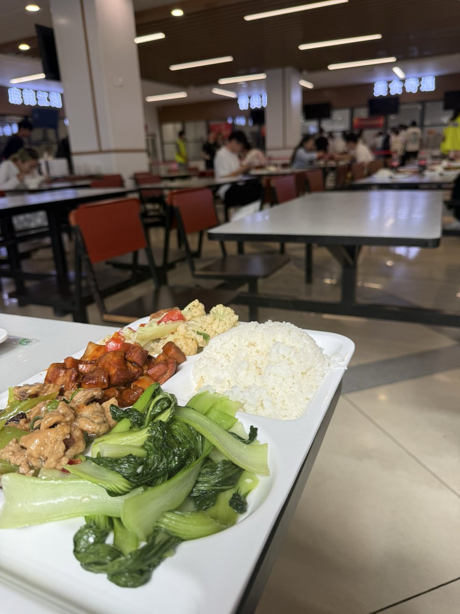 milkstone56's tweet photo. 校庆日，回母校吃个食堂，四年江安党，这里让我度过了美好的四年青春。青春广场，长桥，图书馆……
大一时吃饭基本上在一餐二楼，这里有个套餐区，一荤一素2.6元，二荤一素3.6元，饭随便吃……如果在小炒区的话，饭是2毛还是5毛一两，具体忘了。所以，大一我每个月生活费是在300以内。 https://t.co/KHEpipwpNM