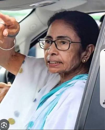 bhodrolok_'s tweet photo. TMC GOVT:                          BJP GOVT:
Girls should                          Delhi Police
not be allowed                    restricted the entry
to go outside                       to park after sunset
of the colleges                    following the r*PE
at night.                                 of 17 year old girl

19 20 KA FARK HAIN