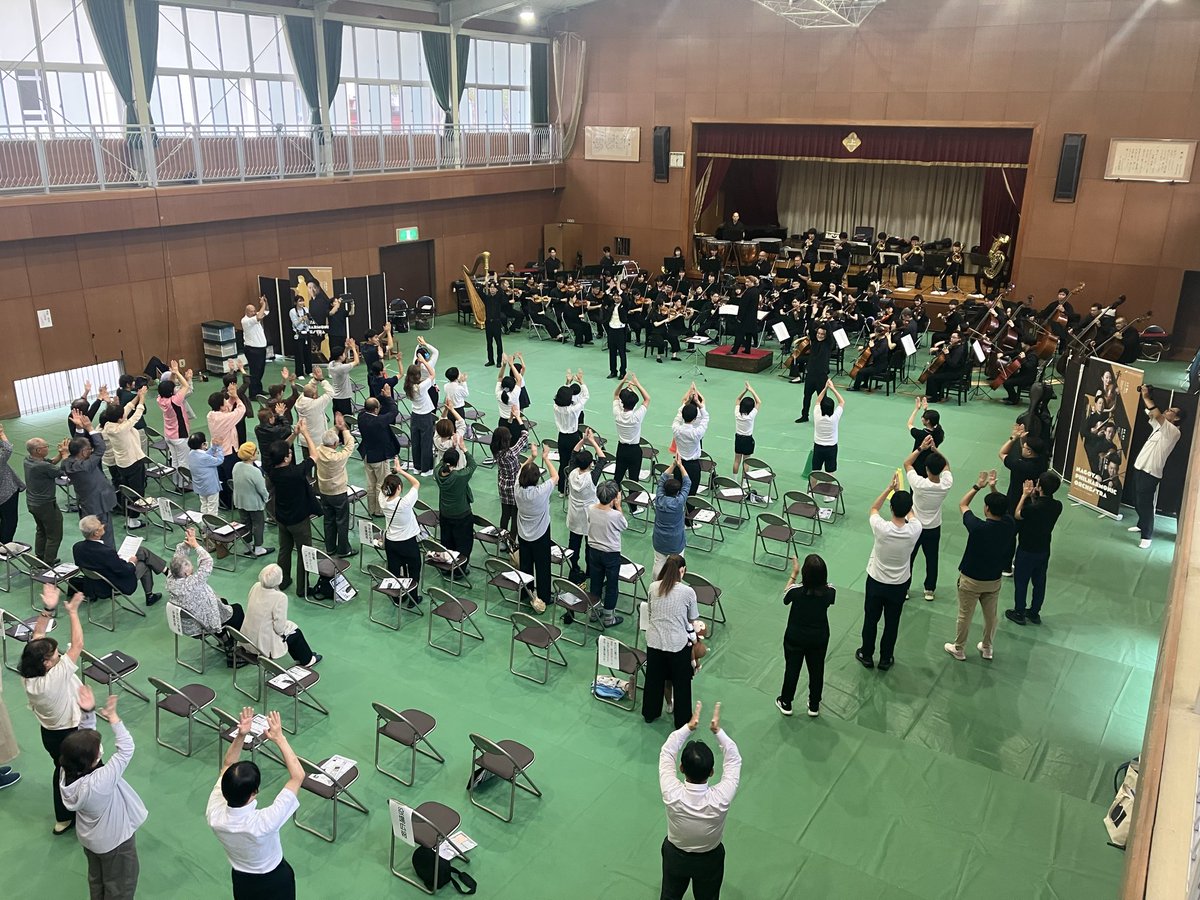 nagoyaphil's tweet photo. 〈舞台芸術等総合支援事業〉今週から再び本公演。Cond辻さん、Bar高橋さんとともに、まずは上北山やまゆり学園に来ています。小中一貫・全校13名の皆さんに、オーケストラの生演奏をお届けしました。ボディ・パーカッションには急遽村民の皆さんも参加いただき、会場全員で音楽を身体で楽しみました！ https://t.co/H2XOwoh4QY