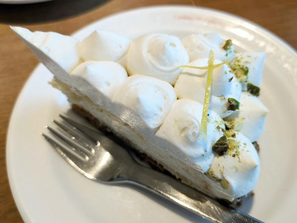 mops6480's tweet photo. コクテル堂コーヒー国分寺店「レモンムースとホワイトチョコのタルト」クリームがふわっふわで軽い。溶ける。レモンのほど良い酸味に、まろやかミルキーな白チョコクリームが会う合う。もう2個3個食べたかった。 #ホワイトチョコ https://t.co/e31vgwOMvM