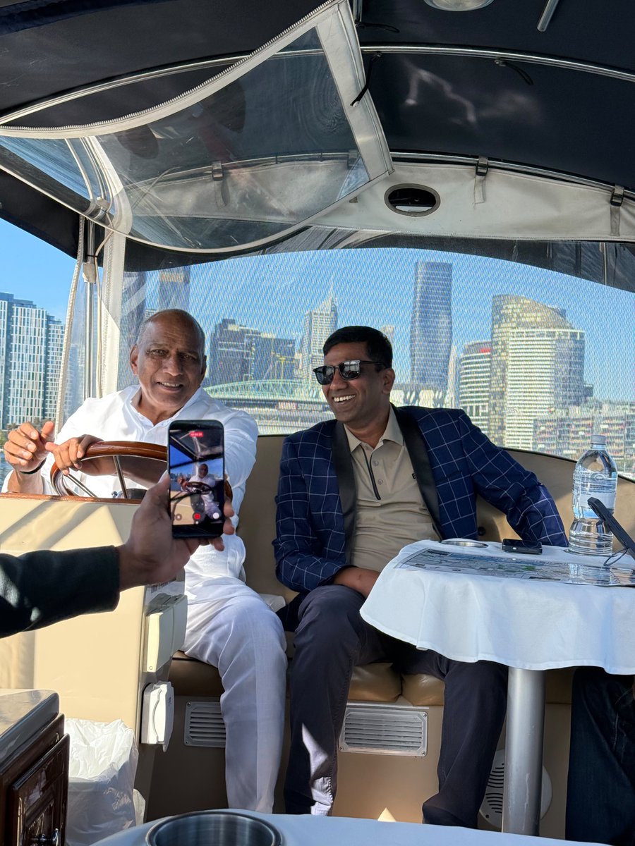 chmallareddyMLA's tweet photo. తీరికలేని పనుల నుండి కొద్దిసేపు విరామం తీసుకుని Ch మల్లారెడ్డి గారు ఆస్ట్రేలియా మెల్బోర్న్ యర్రా నదిలో పడవ ప్రయాణాన్ని ఆస్వాదించారు. చుట్టూ మెల్బోర్న్ CBD స్కైలైన్ కనిపిస్తుండగా, ఆయన కాసేపు పడవను స్వయంగా నడిపారు.

#adminpost #chmallareddybrs #yarrariver  #melbourneaustralia https://t.co/H92NMDd040