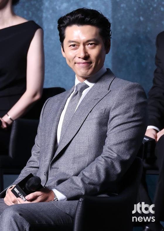 lukakyuun's tweet photo. YeJin shares about her comment on the Blue Dragon post & #HyunBin's reaction to her appearing in <The Scandal>

🐰My husband sent that to me. I looked it up thinking, 'What is this?' and when I watched the video, there was even footage of him hitting a car like this (MIK Ep3), which was funny. It was so amusing that I left a comment. It was hilarious. He sent it back to me while laughing along.

Regarding Hyun Bin's reaction to YeJin appearing in <The Scandal> 

🐰He doesn't seem to show any reaction when I say I will do it. He seems to respect me as an actor. (laughs) I'm not sure. He didn't say anything like that.