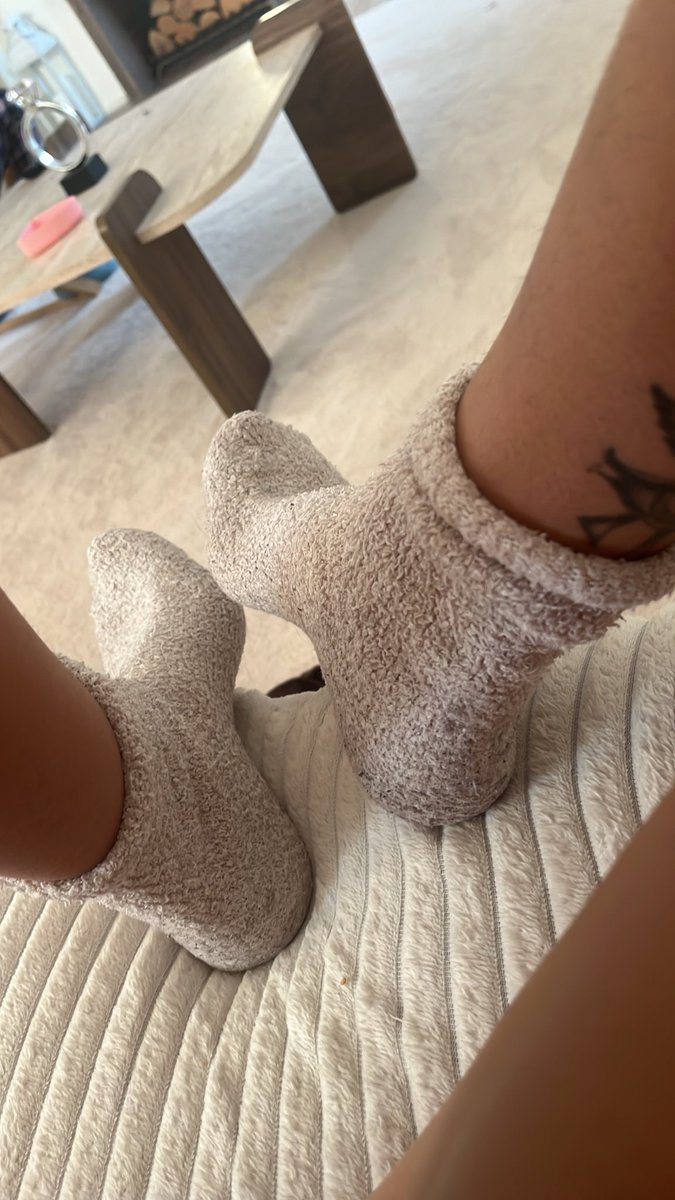 Arabian_Queen22's tweet photo. Should I take them off? https://t.co/0h7dVONDmw
