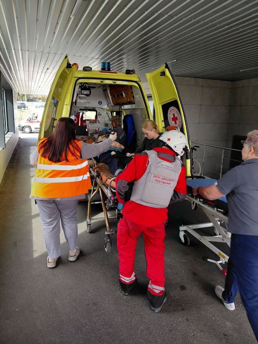 RedCrossUkraine's tweet photo. ⚡️ Ukrainian Red Cross emergency response volunteers worked alongside @SESU_UA following a Russian attack on #Zaporizhzhia. They surveyed the area and provided first aid and psychological first aid to injured people. #NotATarget #EmergencyResponse https://t.co/4q6cxERwoI