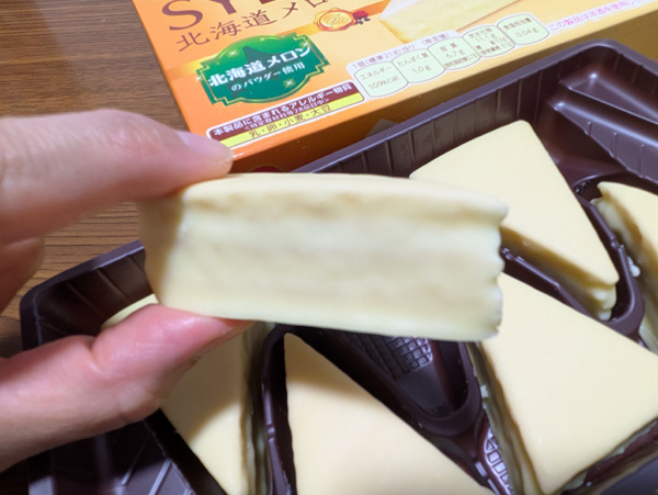 mops6480's tweet photo. ブルボン「シルベーヌ 北海道メロン」メロンソースが入った白いシルベーヌ。コーティングが白チョコ。メロンの味はおいしいのだけど、何かがシャリシャリしていて気になった。どこに入っている何だろう？冷蔵したせいか？でも冷蔵しないと白チョコがパリパリしないしなぁ…。 #ホワイトチョコ https://t.co/7OtCVs7o4g