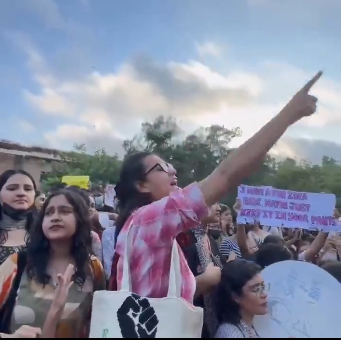 lunar_hoe's tweet photo. Neha Bora ek taraf aur mai bhi ussi taraf https://t.co/Il3KOwimoE