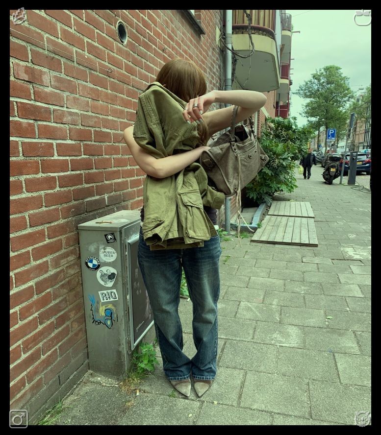 deartts's tweet photo. 🦖Wind on the balconyGrilled sausageI write in my notebook, recounting the day’s adventures—the market, the art, the laughter—and I feel grateful for the chance to meet such wonderful people and experience such a vibrant city. https://t.co/4TR9KeEBS5