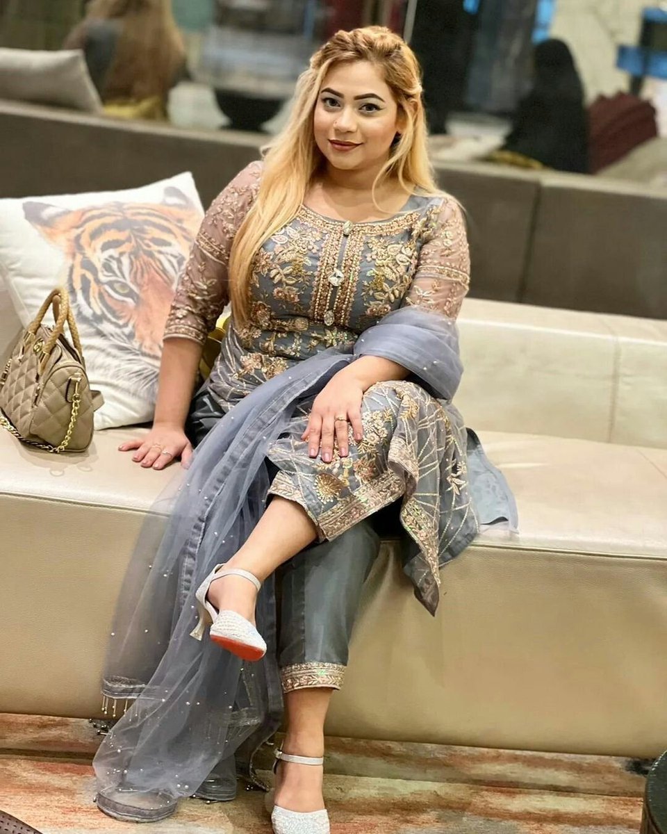 Cherrylapacha's tweet photo. محبت کی ہر شکل محبت نہیں ہوتی۔ بعض اوقات کسی کی قربت صرف اس لیے ہوتی ہے کہ اسے آپ سے ملنے والی توجہ، وقت یا فائدے کی عادت ہو چکی ہوتی ہے۔ جب فائدہ ختم ہو جائے تو وہ تعلق بھی اپنی حقیقت دکھا دیتا ہے۔

𓆩 𝓒𝓱𝓮𝓻𝓻𝔂 𓆪 https://t.co/jll0Hg5ZDu