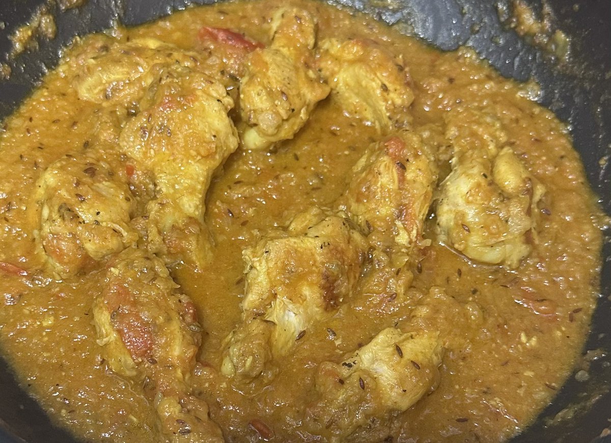 fujishimakosuke's tweet photo. いつもの鶏手羽元の梅干しカレー。スパイスを混ぜて作る。玉ねぎを茶色くなるまで炒めるのが1番手間がかかる。その他はチューブの生姜やニンニクを使っちゃうので割と簡単。あとはフェンネルシードが近所で手に入るといいんだけど。出来上がりは上々。梅の酸味がカレーによく合う。 https://t.co/uwlqrxpd29