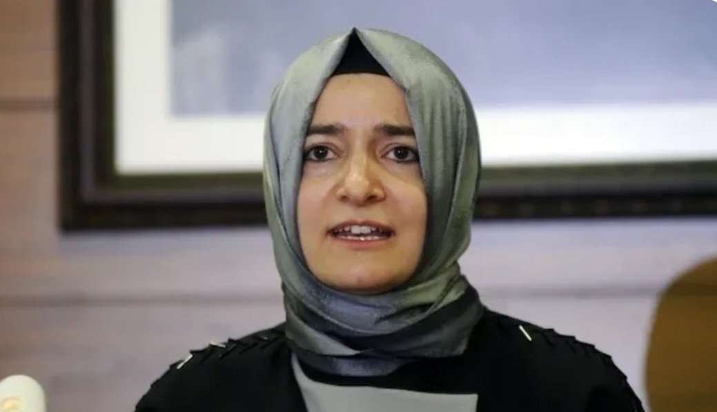 _aayaz_'s tweet photo. Haksızlığa uğradığında "Benim başörtülü bacım" diyerek dini kullanırken iyiydi. Şimdi de dolandırıcılık yapan birinin başörtülü olduğu elbette vurgulanır. https://t.co/7Km4EXBxoi
