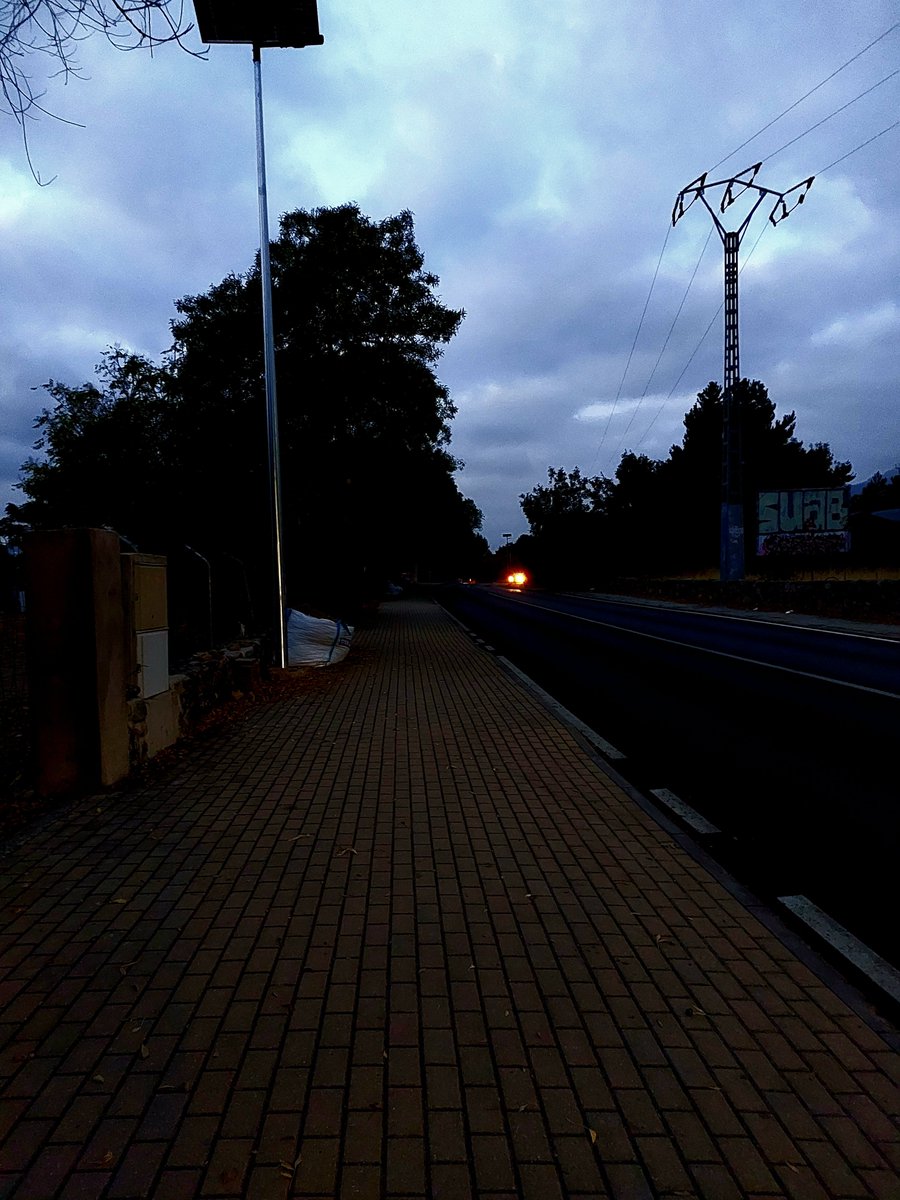PANALE2's tweet photo. Menudo invento. 7:30 am. y ya no luce casi ninguna farola solar de la M-615. Alguna suelta sí da luz. O los sensores de luz no están bien ajustados o no llegan las baterías o no cargan bien. Veremos en invierno con más nubes y menos horas de luz solar. No pinta bien.
#Moralzarzal https://t.co/3O1Z9uzGZZ