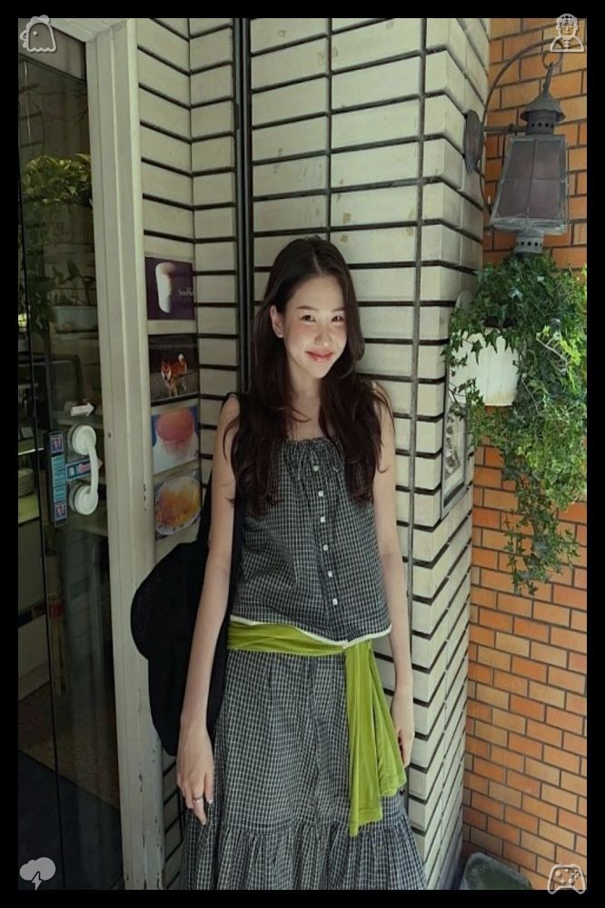 ne_5_Lu's tweet photo. 🍹Dark pencil with eraser and metal sharpenerShe walks to the window, pulling back the curtain. The sky is gray, and it’s raining lightly—drizzling, not pouring. She sighs, grabbing her rain jacket from the closet, knowing she’ll need it. https://t.co/iNBPmKdIWx