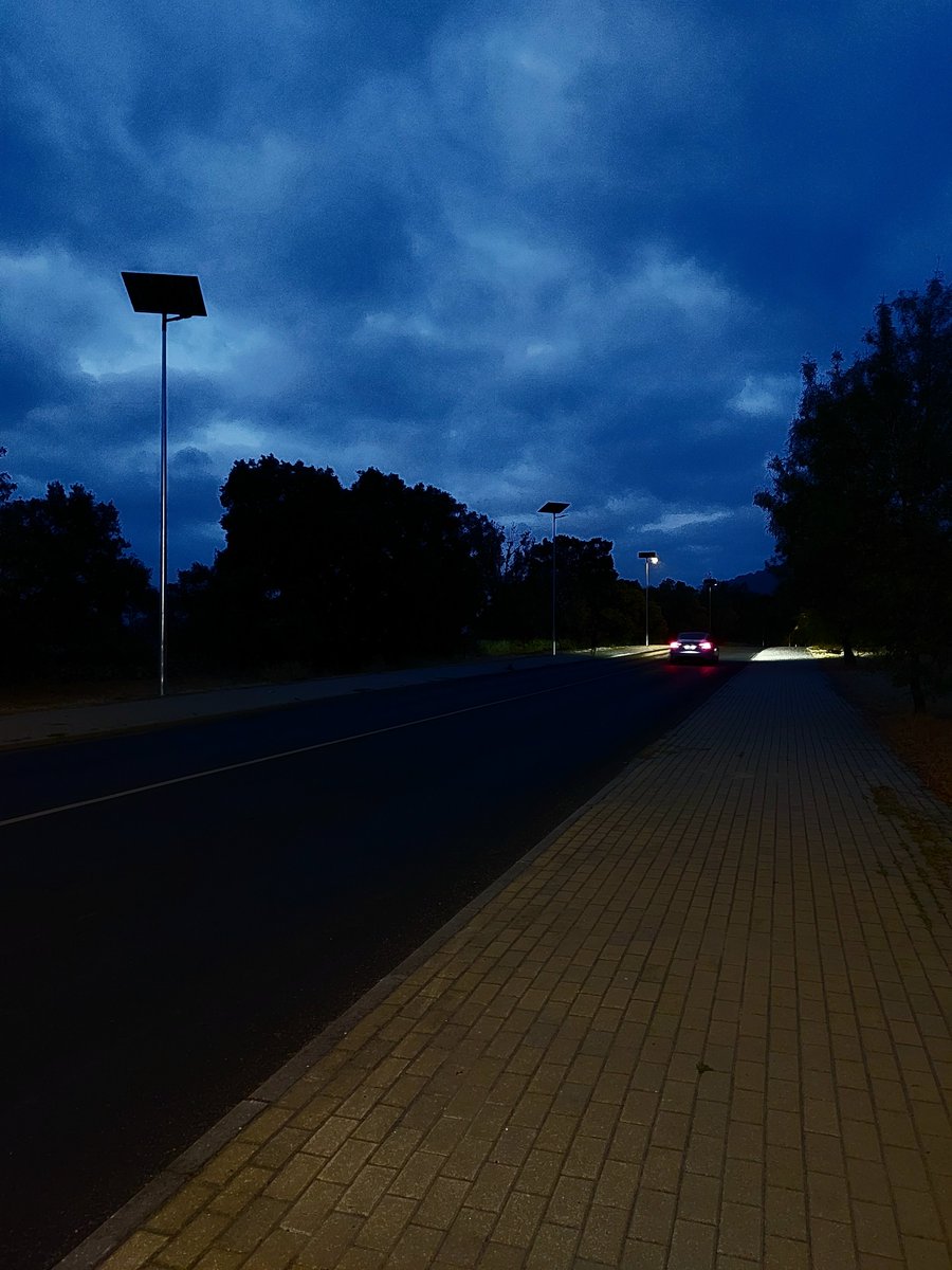 PANALE2's tweet photo. Menudo invento. 7:30 am. y ya no luce casi ninguna farola solar de la M-615. Alguna suelta sí da luz. O los sensores de luz no están bien ajustados o no llegan las baterías o no cargan bien. Veremos en invierno con más nubes y menos horas de luz solar. No pinta bien.
#Moralzarzal https://t.co/3O1Z9uzGZZ