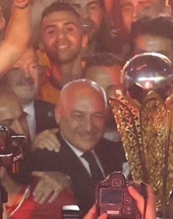 gundem_1907x's tweet photo. - Telefonunda ByLock çıktı.
- Her fırsatta Galatasaray'ı kolladı.
- Galatasaray'ın kutlamalarına katıldı.
- Fenerbahçe'nin 2 şampiyonluğunu çaldı.
- Galatasaray'a 2 şampiyonluk hediye etti.

Sen de hesap vereceksin Mehmet Büyükekşi.... https://t.co/dkA15bXDt2