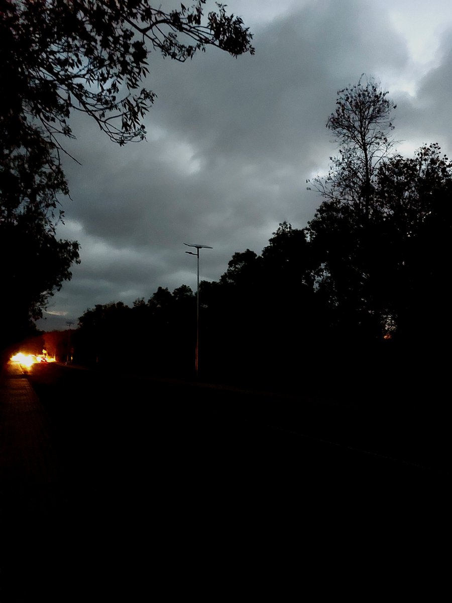 PANALE2's tweet photo. Menudo invento. 7:30 am. y ya no luce casi ninguna farola solar de la M-615. Alguna suelta sí da luz. O los sensores de luz no están bien ajustados o no llegan las baterías o no cargan bien. Veremos en invierno con más nubes y menos horas de luz solar. No pinta bien.
#Moralzarzal https://t.co/3O1Z9uzGZZ