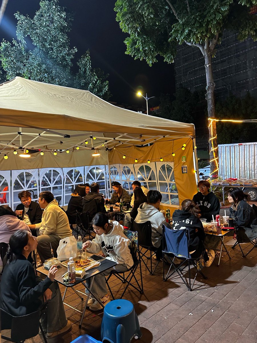 danie46885's tweet photo. Hey, look! My buddy Pan just tried a weird snack called "deng shi sou que" at the night market—total vibe killer but oddly fun to laugh at! https://t.co/fw0Tp3T3xW