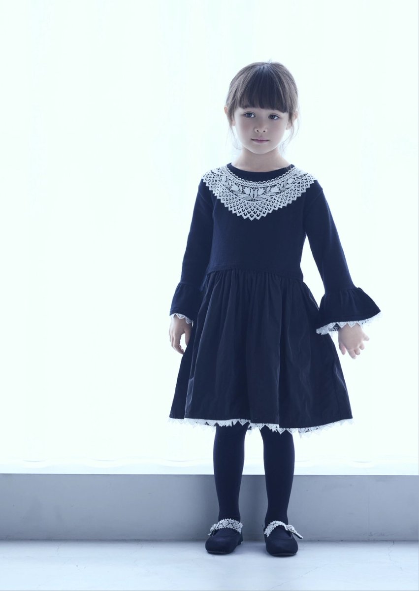 hanakodayonen's tweet photo. 近沢レースから子供服が出てる🫨🫨
しかも親子でお揃いできる。
ハンカチは乾燥かけてもレースにハリがあって扱いやすいから、お洋服もそうだといいな✨
あと全体的にセンス良すぎて全て欲しい… https://t.co/mRXPABrYnM
