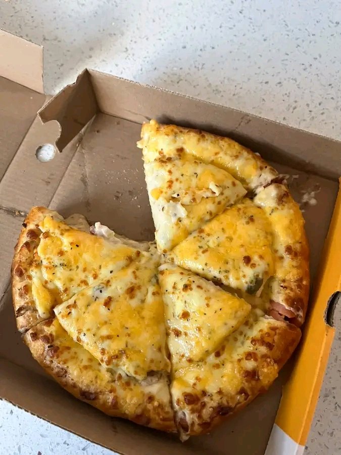 TshepoBacela's tweet photo. Debonairs did it  again if you're hungry you don't have money just go there and test for HIV and get pizza for free 🥹 https://t.co/oCdaxf73bh