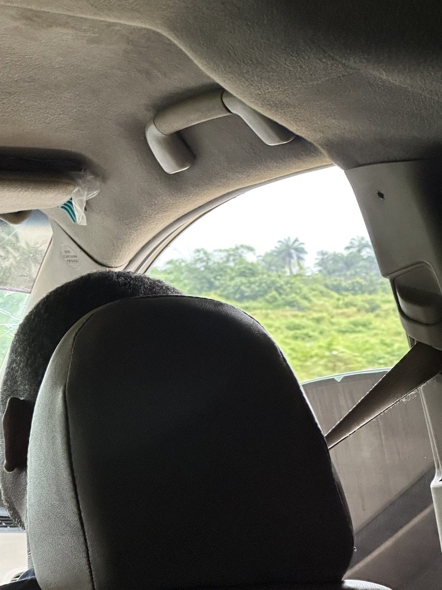 justt_ashleyyy's tweet photo. who dey Anambra please? shey rain no dey fall for that side? i don comot for this PH rain don too fall before e carry me go. 😭😭😭😭😭 https://t.co/jAaKGTEaTT