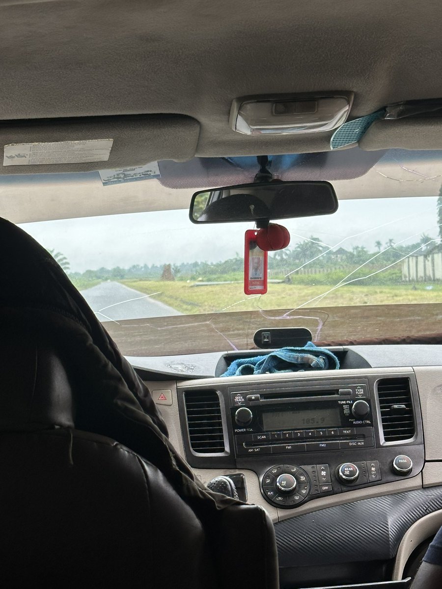 justt_ashleyyy's tweet photo. who dey Anambra please? shey rain no dey fall for that side? i don comot for this PH rain don too fall before e carry me go. 😭😭😭😭😭 https://t.co/jAaKGTEaTT