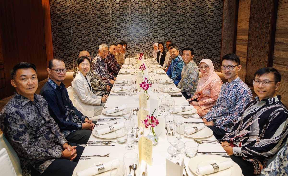 leehsienloong's tweet photo. Happy to host His Royal Highness Crown Prince Haji Al-Muhtadee Billah and the Bruneian delegation to lunch today. It was good to catch up and we had a cordial discussion about developments in both our countries. – LHL https://t.co/4ZprOYedBL https://t.co/qn5pJy6AHM