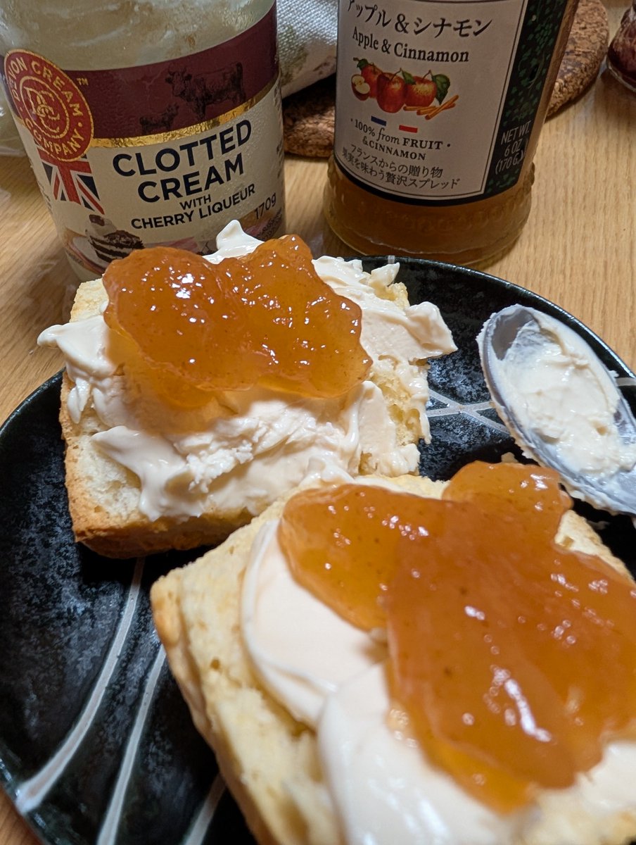 Ceylon02670869's tweet photo. 初のクロテッドクリーム（チェリー）！
手製の膨らみの悪いスコーンと一緒に… https://t.co/h3e0kBZQR4
