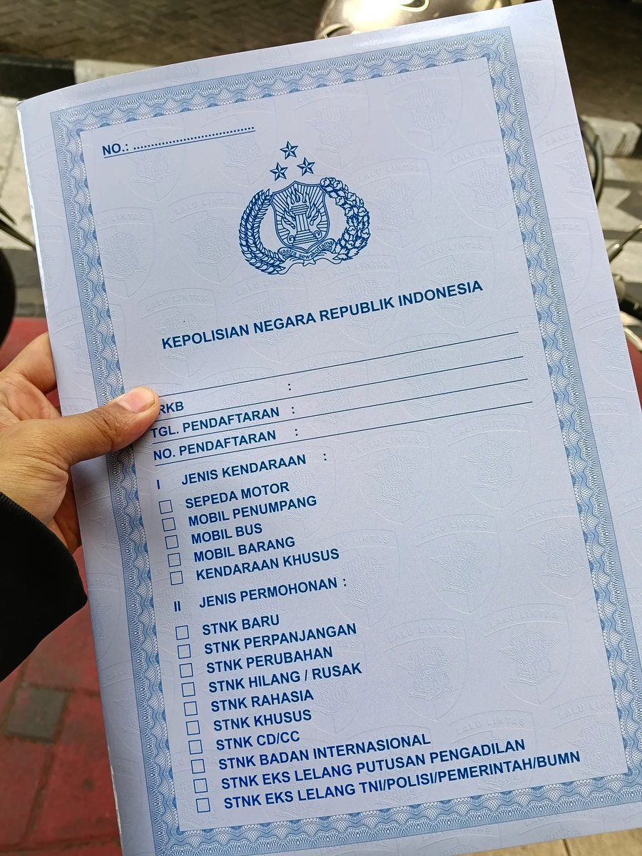 Smash1014314's tweet photo. Mari kita bahas dugaan pungli di Samsat Manyar Surabaya buat kalian yang mau perpanjang plat nomor 5 tahunan.

Kalau plat kendaraan kalian rusak atau bahkan tinggal secuil bagian besinya, mungkin sebaiknya dilengkapin dulu. 😭

Kronologinya begini.

Gue datang ke Samsat Manyar buat mutasi keluar sekaligus perpanjang plat. Kebetulan plat belakang gue hilang waktu berangkat kerja di Gresik. Semua surat-surat lengkap.

Pas antre cek fisik, awalnya aman-aman aja. Petugasnya juga melakukan gosok nomor rangka/mesin seperti biasa.

Setelah selesai, orang yang ngecek malah bilang,

“Seikhlase ae, Mas.”

Karena menurut gue itu termasuk pungutan, ya gue nggak kasih.

Pas gue mau pergi, tiba-tiba gue diteriaki, dicegat, terus plat kendaraan gue difoto.

“Plat belakang mana?”

Padahal dari awal dia sudah lihat kalau plat belakang gue memang nggak ada. Gue udah feeling bakal dipersulit gara-gara nggak ngasih uang tadi.

Gue jawab, “Hilang, Pak. Jatuh di jalan waktu berangkat kerja. Udah saya cari lagi tapi nggak ketemu.”

Dari situ gue makin ngerasa bakal ada masalah.

Gue juga sempat tanya ke petugas cek fisik, “Sebelum saya tadi ada orang yang platnya cuma separuh, nggak kelihatan L XXX. Itu bisa lolos, gimana, Pak?”

Dia cuma diem sambil foto kendaraan gue.

Setelah itu gue menuju loket. Sebelum masuk loket, kita diarahkan antre dulu ke dua security buat dicek kelengkapan surat.

Gue tanya ke security soal pungutan tadi.

Jawabannya,

“Emang seikhlasnya aja, Mas.”

Gue tanya lagi, “Kalau nggak dikasih gapapa kan, Pak?”

Dijawab, “Ya lihat aja nanti, Mas, diverifikasi.”

Akhirnya gue tunggu sampai nomor antrean gue dipanggil.

Di loket, surat gue dikasih catatan “plat belakang hilang”. Gue jelasin lagi kondisinya sekaligus nanya soal pungutan tadi.

Petugas loket cuma diem, lalu tanya ke temannya. Temannya malah nyuruh tanya ke loket verifikasi sebelumnya.

Intinya nggak ada yang mau jawab soal pungutan tadi. 😭

Mereka kemudian nyuruh gue ke tukang plat buat pasang plat belakang.

Gue jawab,

“Lah, mending saya ke tukang plat, pasang dua-duanya sekalian, nggak usah bayar pajak ginian.”

Mereka diem.

Gue mikir, buat apa gue harus ke tukang plat dulu, pasang plat lama, balik lagi ke Samsat buat dapet plat baru, terus pasang lagi? Ribet banget.

Gue tanya lagi,

“Memang ada aturannya, Pak? Kalau plat hilang, sudah dicari tapi nggak ketemu, harus bikin baru di tukang plat dulu supaya bisa perpanjang?”

Niat gue sebenarnya cuma mau tahu aturannya, bahkan kalau ada aturan tertulisnya gue mau foto supaya orang lain juga bisa ngerti sebelum datang ke Samsat.

Tapi mereka tetap kekeh nyuruh gue ke bagian verifikasi.

Karena udah kesel, akhirnya gue cabut semua berkas dari map, terus pergi sambil nguntel-nguntel formulir di dalam Samsat. 😭

Akhirnya gue pulang.