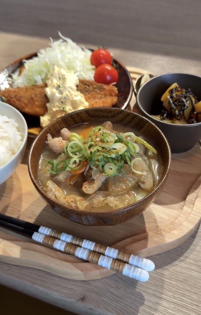 akatsuki_niku's tweet photo. こういう具だくさんの汁物、ダイエット中めっちゃ助かる🥹
鶏肉も野菜も一気に食べれて普通にお腹いっぱいになりそうwww https://t.co/1QxXevMJYl