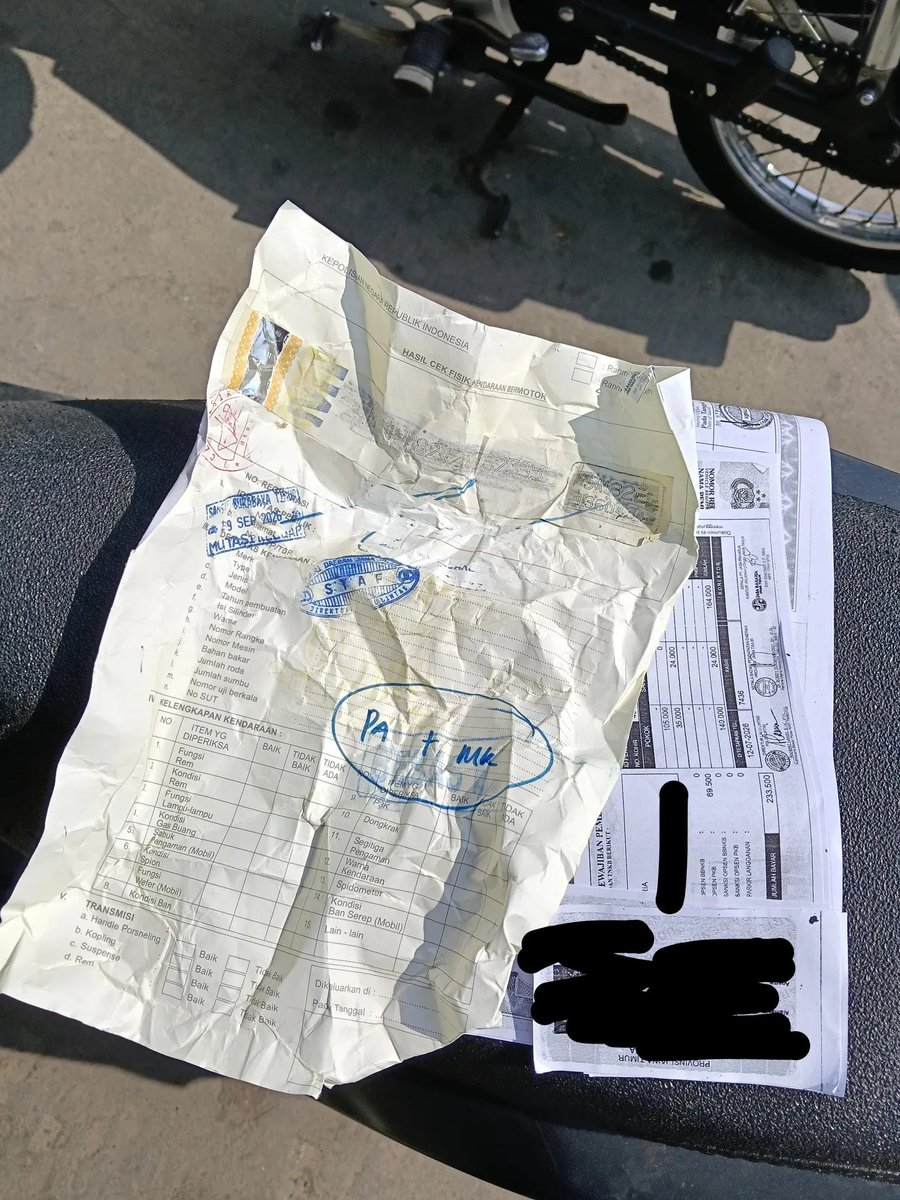 Smash1014314's tweet photo. Mari kita bahas dugaan pungli di Samsat Manyar Surabaya buat kalian yang mau perpanjang plat nomor 5 tahunan.

Kalau plat kendaraan kalian rusak atau bahkan tinggal secuil bagian besinya, mungkin sebaiknya dilengkapin dulu. 😭

Kronologinya begini.

Gue datang ke Samsat Manyar buat mutasi keluar sekaligus perpanjang plat. Kebetulan plat belakang gue hilang waktu berangkat kerja di Gresik. Semua surat-surat lengkap.

Pas antre cek fisik, awalnya aman-aman aja. Petugasnya juga melakukan gosok nomor rangka/mesin seperti biasa.

Setelah selesai, orang yang ngecek malah bilang,

“Seikhlase ae, Mas.”

Karena menurut gue itu termasuk pungutan, ya gue nggak kasih.

Pas gue mau pergi, tiba-tiba gue diteriaki, dicegat, terus plat kendaraan gue difoto.

“Plat belakang mana?”

Padahal dari awal dia sudah lihat kalau plat belakang gue memang nggak ada. Gue udah feeling bakal dipersulit gara-gara nggak ngasih uang tadi.

Gue jawab, “Hilang, Pak. Jatuh di jalan waktu berangkat kerja. Udah saya cari lagi tapi nggak ketemu.”

Dari situ gue makin ngerasa bakal ada masalah.

Gue juga sempat tanya ke petugas cek fisik, “Sebelum saya tadi ada orang yang platnya cuma separuh, nggak kelihatan L XXX. Itu bisa lolos, gimana, Pak?”

Dia cuma diem sambil foto kendaraan gue.

Setelah itu gue menuju loket. Sebelum masuk loket, kita diarahkan antre dulu ke dua security buat dicek kelengkapan surat.

Gue tanya ke security soal pungutan tadi.

Jawabannya,

“Emang seikhlasnya aja, Mas.”

Gue tanya lagi, “Kalau nggak dikasih gapapa kan, Pak?”

Dijawab, “Ya lihat aja nanti, Mas, diverifikasi.”

Akhirnya gue tunggu sampai nomor antrean gue dipanggil.

Di loket, surat gue dikasih catatan “plat belakang hilang”. Gue jelasin lagi kondisinya sekaligus nanya soal pungutan tadi.

Petugas loket cuma diem, lalu tanya ke temannya. Temannya malah nyuruh tanya ke loket verifikasi sebelumnya.

Intinya nggak ada yang mau jawab soal pungutan tadi. 😭

Mereka kemudian nyuruh gue ke tukang plat buat pasang plat belakang.

Gue jawab,

“Lah, mending saya ke tukang plat, pasang dua-duanya sekalian, nggak usah bayar pajak ginian.”

Mereka diem.

Gue mikir, buat apa gue harus ke tukang plat dulu, pasang plat lama, balik lagi ke Samsat buat dapet plat baru, terus pasang lagi? Ribet banget.

Gue tanya lagi,

“Memang ada aturannya, Pak? Kalau plat hilang, sudah dicari tapi nggak ketemu, harus bikin baru di tukang plat dulu supaya bisa perpanjang?”

Niat gue sebenarnya cuma mau tahu aturannya, bahkan kalau ada aturan tertulisnya gue mau foto supaya orang lain juga bisa ngerti sebelum datang ke Samsat.

Tapi mereka tetap kekeh nyuruh gue ke bagian verifikasi.

Karena udah kesel, akhirnya gue cabut semua berkas dari map, terus pergi sambil nguntel-nguntel formulir di dalam Samsat. 😭

Akhirnya gue pulang.