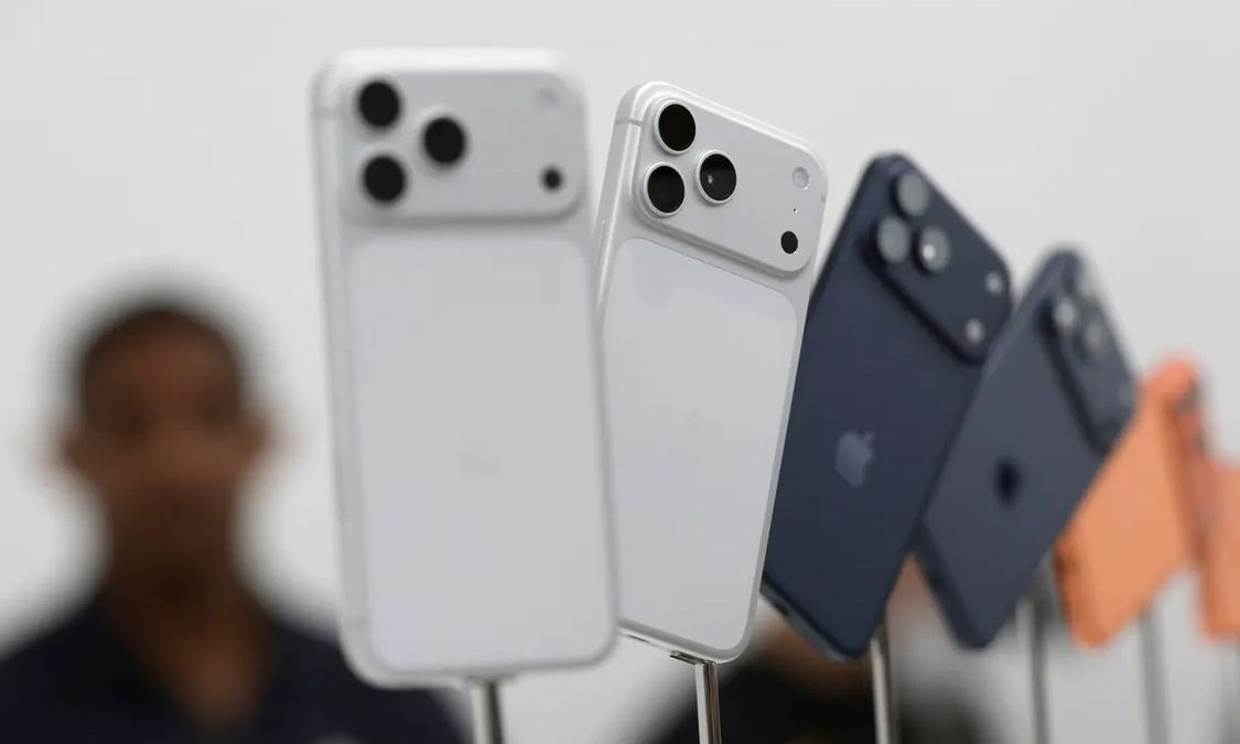 industry_wired's tweet photo. 𝐀𝐩𝐩𝐥𝐞 𝐅𝐢𝐱𝐞𝐬 𝐅𝐚𝐜𝐞 𝐈𝐃 & 𝐂𝐚𝐦𝐞𝐫𝐚 𝐁𝐮𝐠𝐬 𝐖𝐢𝐭𝐡 𝐢𝐎𝐒 𝟐𝟕.𝟎.𝟏
#iOS27 #iPhone18Pro #Apple #FaceID #TechNews #IW #IndustryWired
Read More 👇
https://t.co/WpSLqjTw3h https://t.co/2eC9iV7iQ6