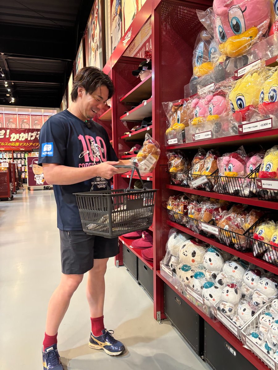 eagles_shop's tweet photo. [📢]＜いらっしゃいませ！

先ほど #前田健太 選手が
チームショップにご来店されました❗️

グッズショップでのお買い物は今回が初めて🛒✨
たくさん悩んだ結果、こんなに長いレシートに…👀

どんなグッズを選んだのか⁉️
お買い物の様子は後日動画で公開✨

#RakutenEagles https://t.co/v7ZXs6SEQR