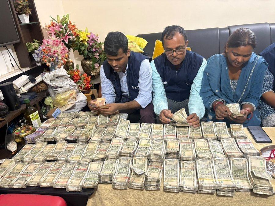 NCIBHQ's tweet photo. ये जो कैश आप देख रहे हैं –
ये पटना के एक ADM साहब के आवास से बरामद हुआ हैं। जिसे उन्होंने दिन–रात एक करके रिश्वत से कमाया था।

जरा सोचिए, जिस अधिकारी के कंधों पर व्यवस्था को ईमानदारी से चलाने की जिम्मेदारी है, अगर वही दोनों हाथों से लूटने लगे फिर देश का भविष्य क्या होगा?

जनता टैक्स देती रहे और जिम्मेदार अधिकारी के घर से नोटों का ढेर मिलता रहे... आखिर यह सिलसिला कब तक चलेगा?