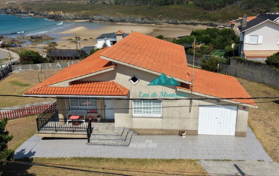 lardemontefaro's tweet photo. Ponemos en alquiler, esta maravilla de propiedad a escasos pasos de la Playa del rio en Meirás, (Valdoviño).
La vivienda, de dos plantas completamente habitables, dispone de tres habitaciones, dos baños...  https://t.co/0xPh8A8NHU https://t.co/TXQGkbbsVk