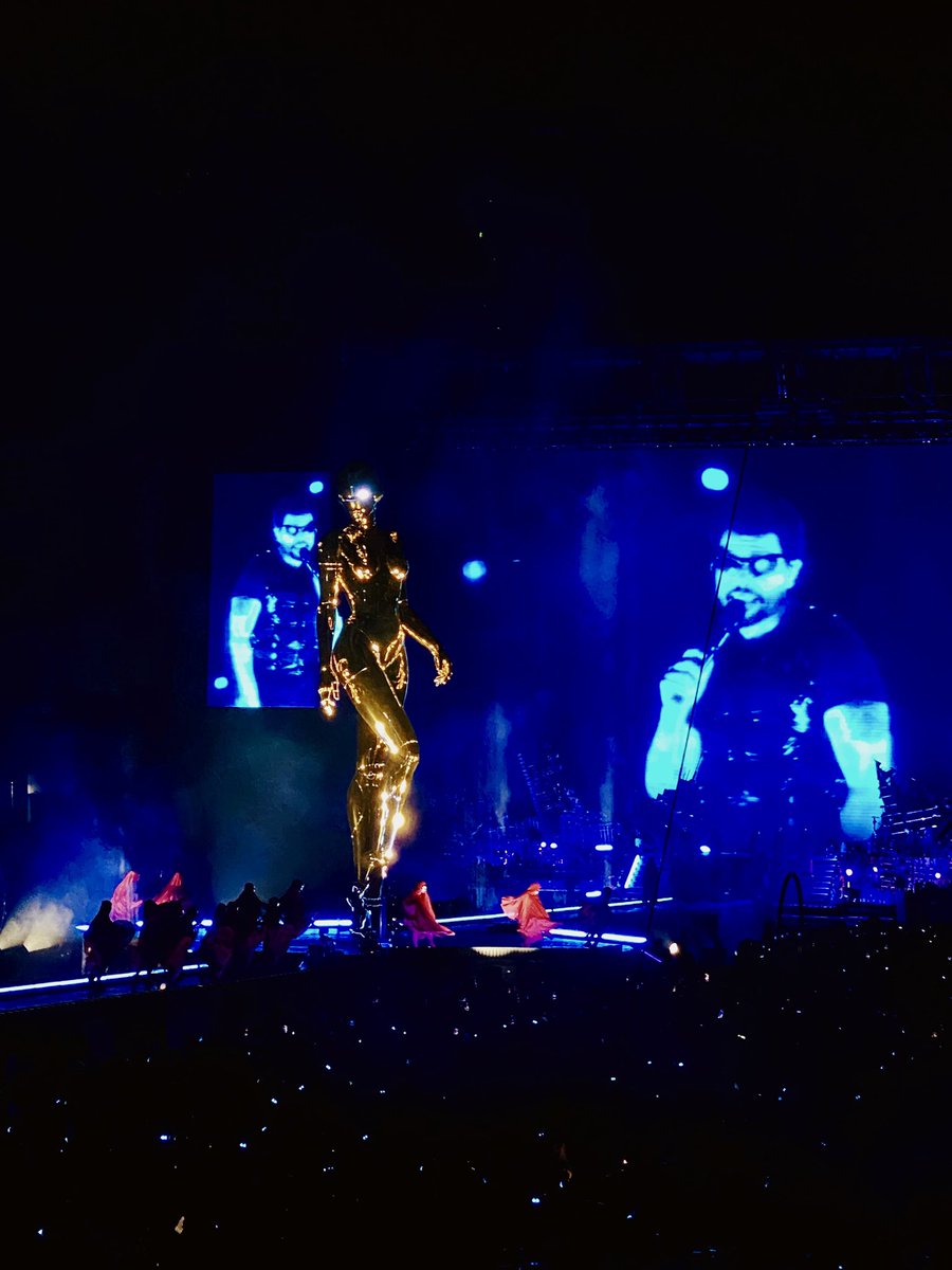 dioscuriair's tweet photo. the night belongs to him #TheWeekndinJakarta #AfterHoursTilDawn #TheWeekndAsiaTour https://t.co/aB4tPtBVWS