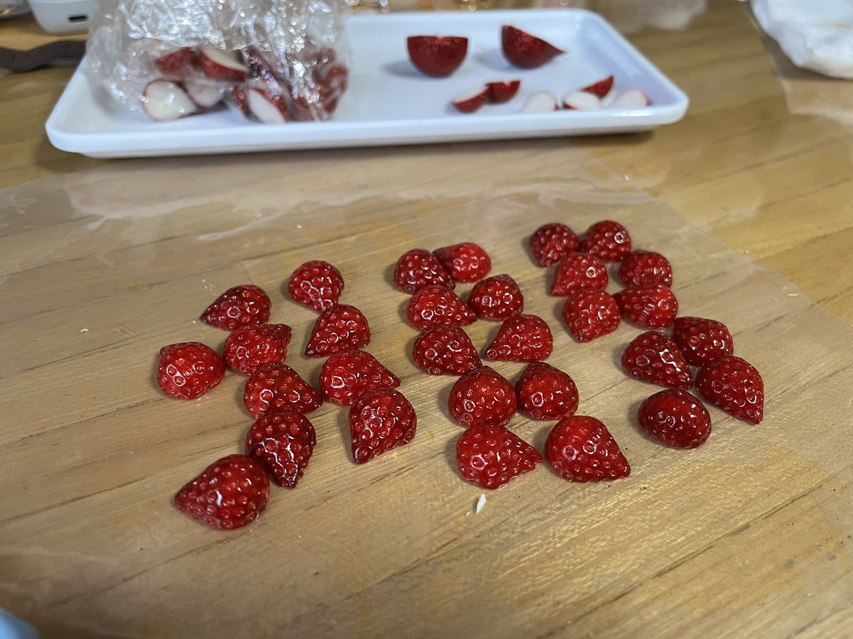 kiuiringo's tweet photo. ハーフいちごの断面作るぞー！ https://t.co/yQ8TzrtIfs