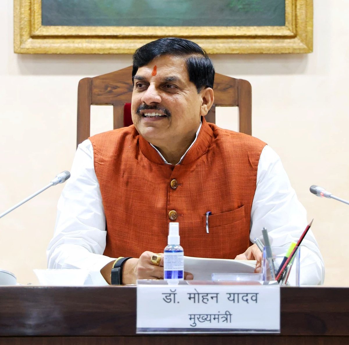 VishvasSarang's tweet photo. माननीय मुख्यमंत्री डॉ. मोहन यादव जी की अध्यक्षता में राष्ट्रीय गीत 'वंदे मातरम्' गायन के साथ आज मंत्रालय में कैबिनेट बैठक प्रारंभ हुई।
#CabinetMP https://t.co/j1vi3WZELF