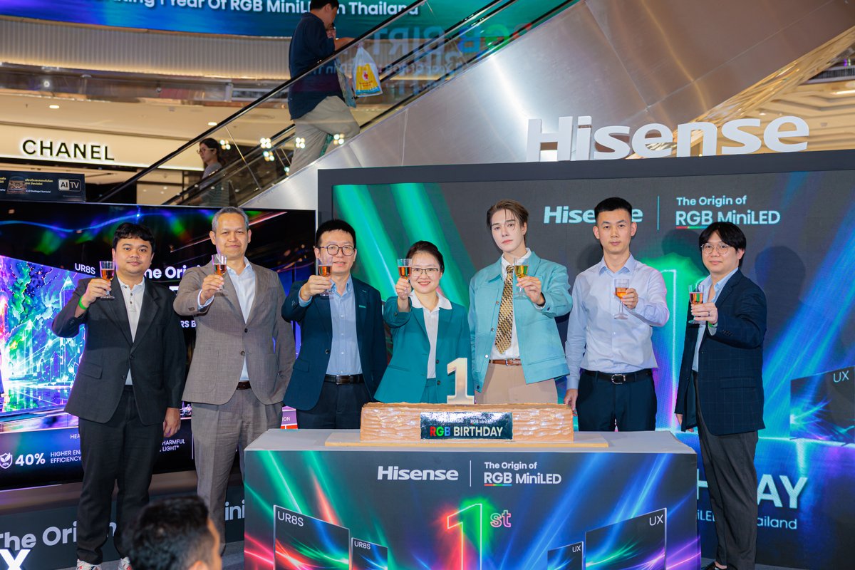 HisenseThailand's tweet photo. 🎉 Hisense ฉลองครบรอบ 1 ปี RGB MiniLED ในประเทศไทย 🌈💚 เมื่อวันที่ 28 กันยายน 2569 Hisense ประเทศไทย จัดงาน HISENSE RGB BIRTHDAY ณ The Sky Hall, Dusit Central Park เพื่อร่วมเฉลิมฉลองอีกหนึ่งก้าวสำคัญของเทคโนโลยี RGB MiniLED พร้อมส่งต่อประสบการณ์ความบันเทิงและโมเมนต์พิเศษให้กับทุกคน 📺✨ งานนี้คงเกิดขึ้นไม่ได้หากปราศจากการสนับสนุนจาก คณะผู้บริหาร Hisense ที่ให้ความสำคัญกับการสร้างประสบการณ์ที่ดีให้กับแฟน ๆ และเปิดพื้นที่ให้ทุกคนได้ใกล้ชิดกับแบรนด์และแขกรับเชิญพิเศษ นานิ – หิรัญกฤษฎิ์ ช่างคำ มากยิ่งขึ้น 💚 และที่สำคัญที่สุด ขอขอบคุณ แฟนคลับทุกคน ที่สละเวลาเดินทางมาร่วมงานกับเรา แม้ในช่วงที่หลายพื้นที่ต้องเผชิญกับสภาพอากาศที่ไม่เป็นใจและสถานการณ์น้ำท่วม การได้เห็นทุกคนมาร่วมสร้างรอยยิ้ม เสียงหัวเราะ และบรรยากาศอบอุ่นไปด้วยกัน เป็นอีกหนึ่งความทรงจำที่มีความหมายสำหรับ Hisense อย่างมาก 🥹✨ 1 ปีของ RGB MiniLED เป็นเพียงจุดเริ่มต้น และ Hisense จะยังคงเดินหน้าสร้างสรรค์นวัตกรรม พร้อมสร้างช่วงเวลาดี ๆ ร่วมกับทุกคนต่อไป #HisenseThailand #HisenseRGBMiniLED #HisenseRGBBirthday #HisenseRGBMiniLEDxNani #TheOriginOfRGBMiniLED #InnovatingABrighterLife #โคตาเอะ