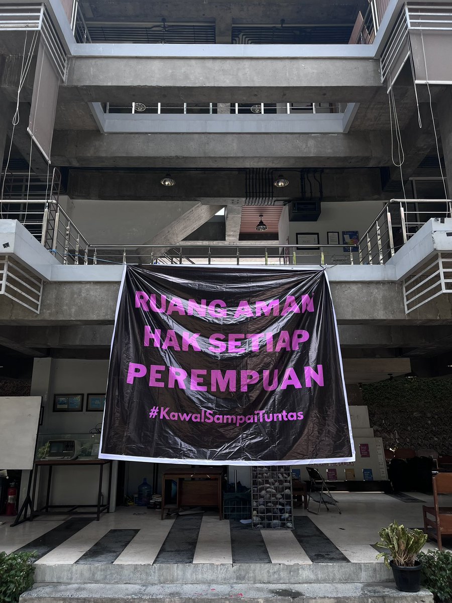 gn4444rly's tweet photo. Semakin terik matahari, semakin terbakar untuk menggulingkan patriarki di @ teknik UGM! 💥 #KawalSampaiTuntas https://t.co/3wkF8M7N5x