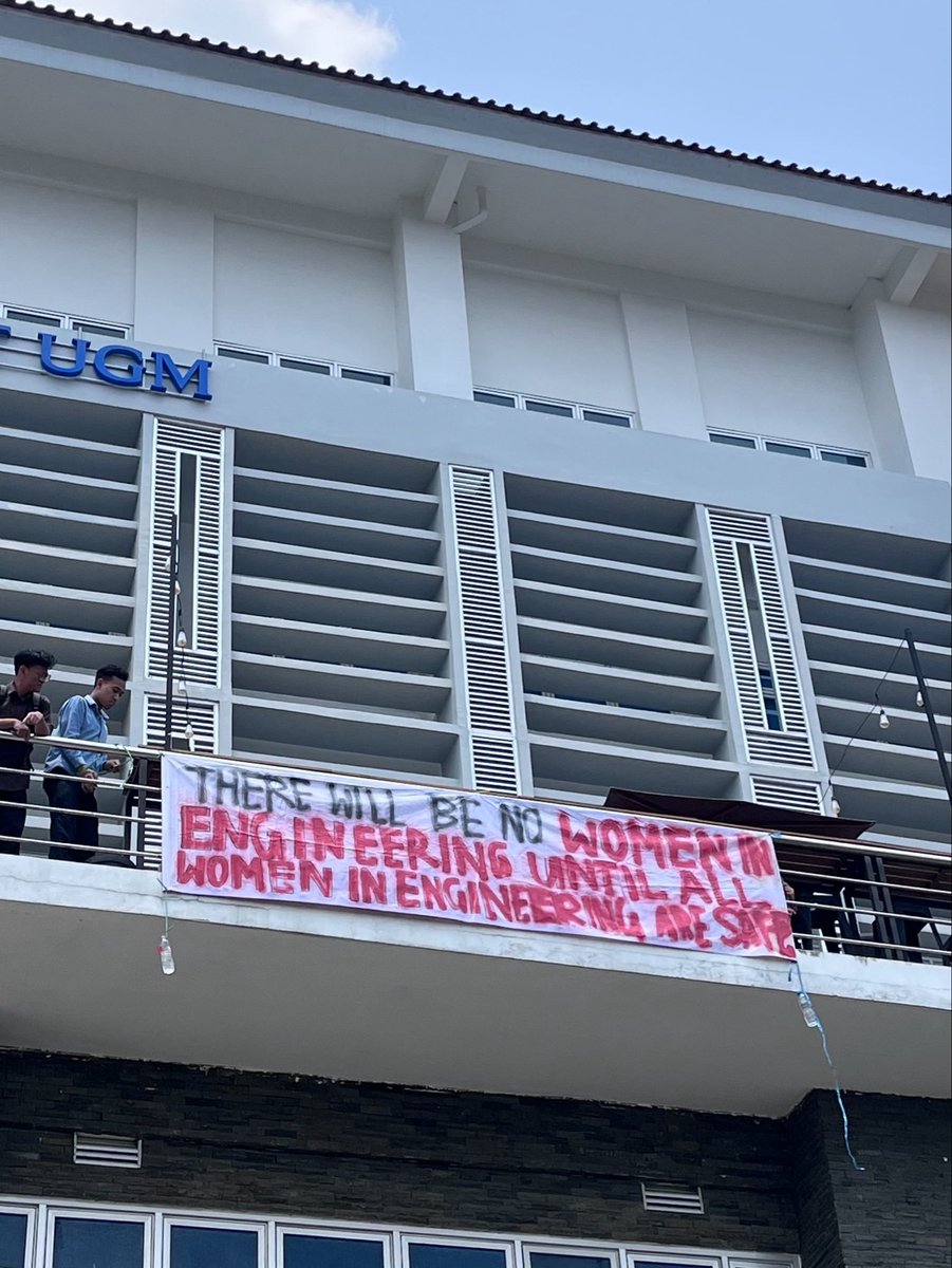 gn4444rly's tweet photo. Semakin terik matahari, semakin terbakar untuk menggulingkan patriarki di @ teknik UGM! 💥 #KawalSampaiTuntas https://t.co/3wkF8M7N5x