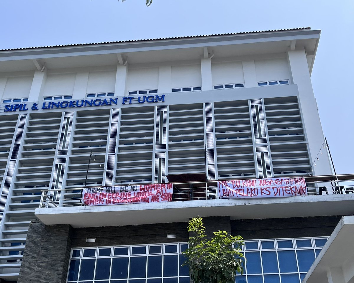 gn4444rly's tweet photo. Semakin terik matahari, semakin terbakar untuk menggulingkan patriarki di @ teknik UGM! 💥 #KawalSampaiTuntas https://t.co/3wkF8M7N5x