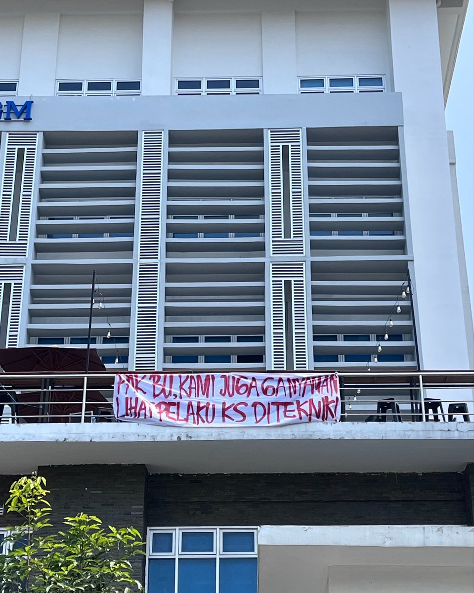gn4444rly's tweet photo. Semakin terik matahari, semakin terbakar untuk menggulingkan patriarki di @ teknik UGM! 💥 #KawalSampaiTuntas https://t.co/3wkF8M7N5x