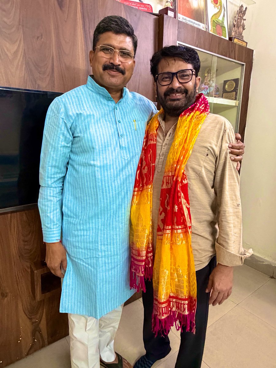 LokendraParasar's tweet photo. भाजपा के परिश्रमी कार्यकर्ता, सूचना प्रौद्योगिकी के विशेषज्ञ,पार्टी के पूर्व आई टी - सोशल मीडिया संयोजक ,प्रिय अनुज श्री @ShivrajDabi जी को @BJP4MP का प्रदेश सोशल मीडिया प्रभारी बनाये जाने के बाद वे आज भोपाल निवास पर पधारे ।
उन्हें उत्कृष्ट कार्यकाल की शुभकामनाएँ  दीं https://t.co/QReWdjeHdz