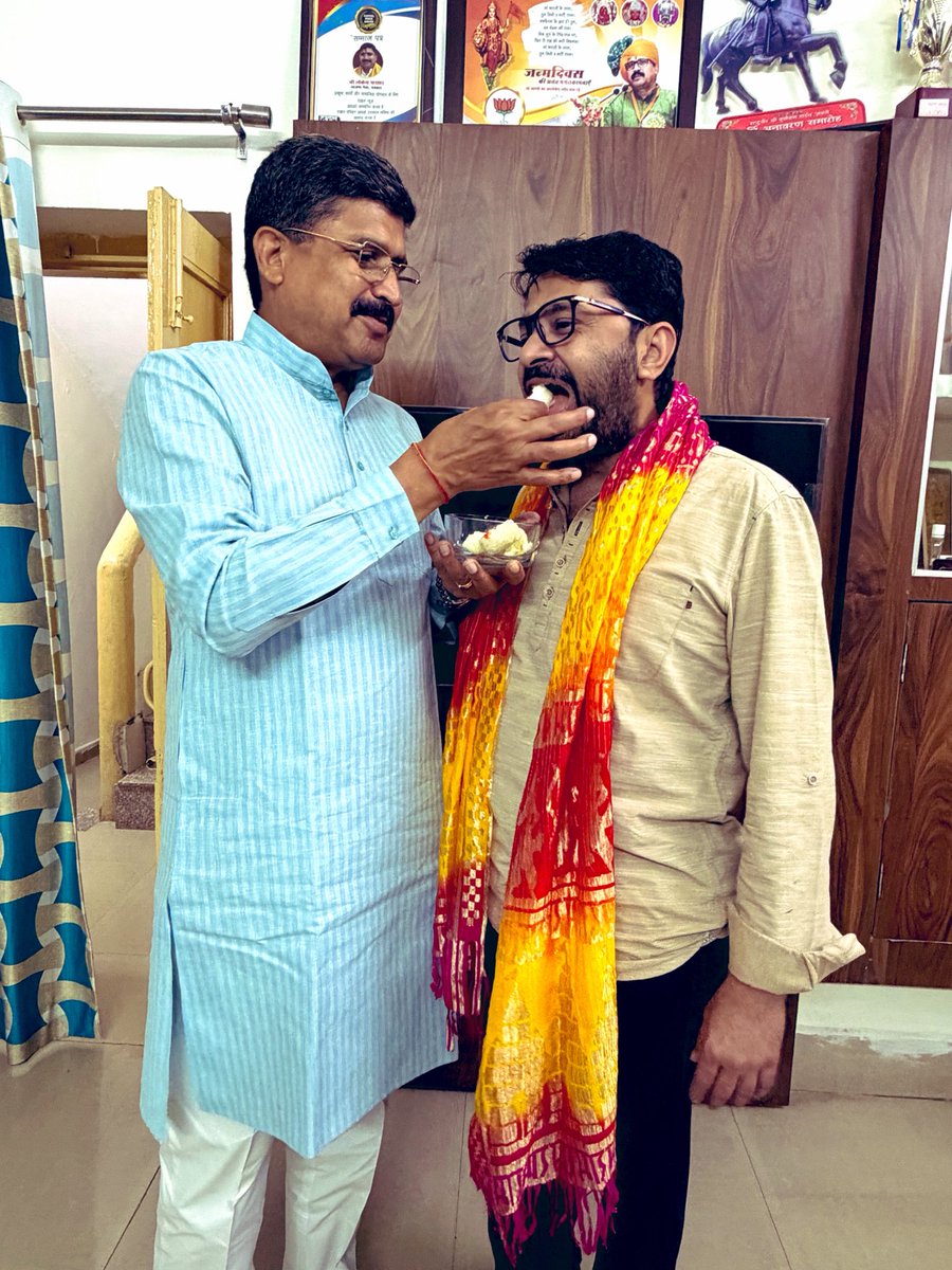 LokendraParasar's tweet photo. भाजपा के परिश्रमी कार्यकर्ता, सूचना प्रौद्योगिकी के विशेषज्ञ,पार्टी के पूर्व आई टी - सोशल मीडिया संयोजक ,प्रिय अनुज श्री @ShivrajDabi जी को @BJP4MP का प्रदेश सोशल मीडिया प्रभारी बनाये जाने के बाद वे आज भोपाल निवास पर पधारे ।
उन्हें उत्कृष्ट कार्यकाल की शुभकामनाएँ  दीं https://t.co/QReWdjeHdz