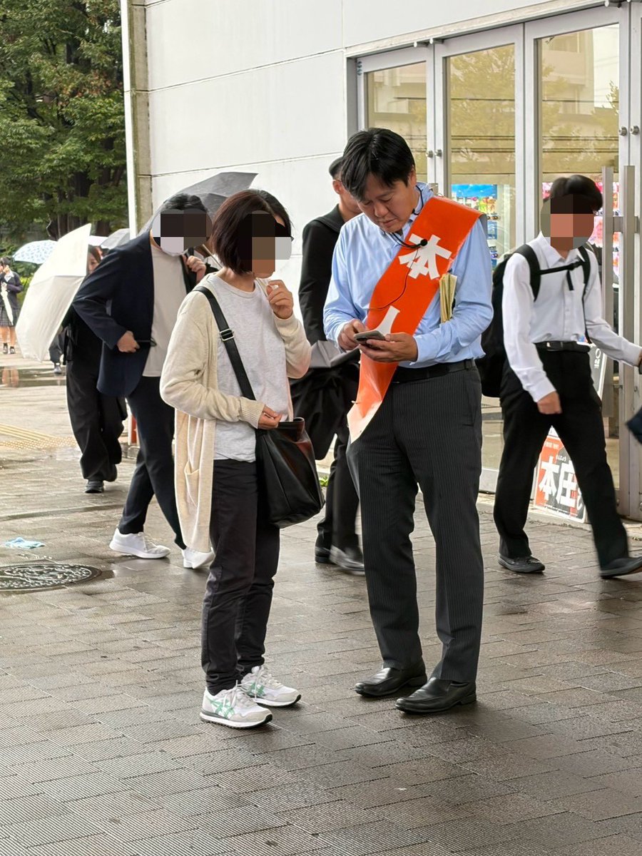 honjosatoshi's tweet photo. 今日は朝からあいにくの雨でしたが、柏の葉キャンパス駅で2時間半ご挨拶させていただきました。

顔馴染みの皆さまの他、先日見学させていただいたSMC社の方、具体的な政策のお話をされる方、さらには駅からの道をお尋ねされる方など、今日もいろんな方々と交流させていただきました。

今朝（というか未明）の地震で目覚めた方も多かったのではないかと思います。台風も迫っているとの予報もあります。千葉の災害対策、防災は今年、新たなフェーズに入ったとも言えます。国政、県政、市政それぞれで優先順位を大きく上げる必要があります。

#千葉8区 #柏市 #本庄さとし #本庄知史 #再起
