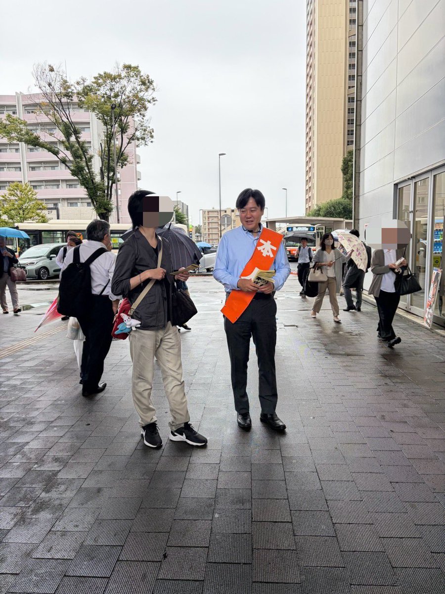 honjosatoshi's tweet photo. 今日は朝からあいにくの雨でしたが、柏の葉キャンパス駅で2時間半ご挨拶させていただきました。

顔馴染みの皆さまの他、先日見学させていただいたSMC社の方、具体的な政策のお話をされる方、さらには駅からの道をお尋ねされる方など、今日もいろんな方々と交流させていただきました。

今朝（というか未明）の地震で目覚めた方も多かったのではないかと思います。台風も迫っているとの予報もあります。千葉の災害対策、防災は今年、新たなフェーズに入ったとも言えます。国政、県政、市政それぞれで優先順位を大きく上げる必要があります。

#千葉8区 #柏市 #本庄さとし #本庄知史 #再起