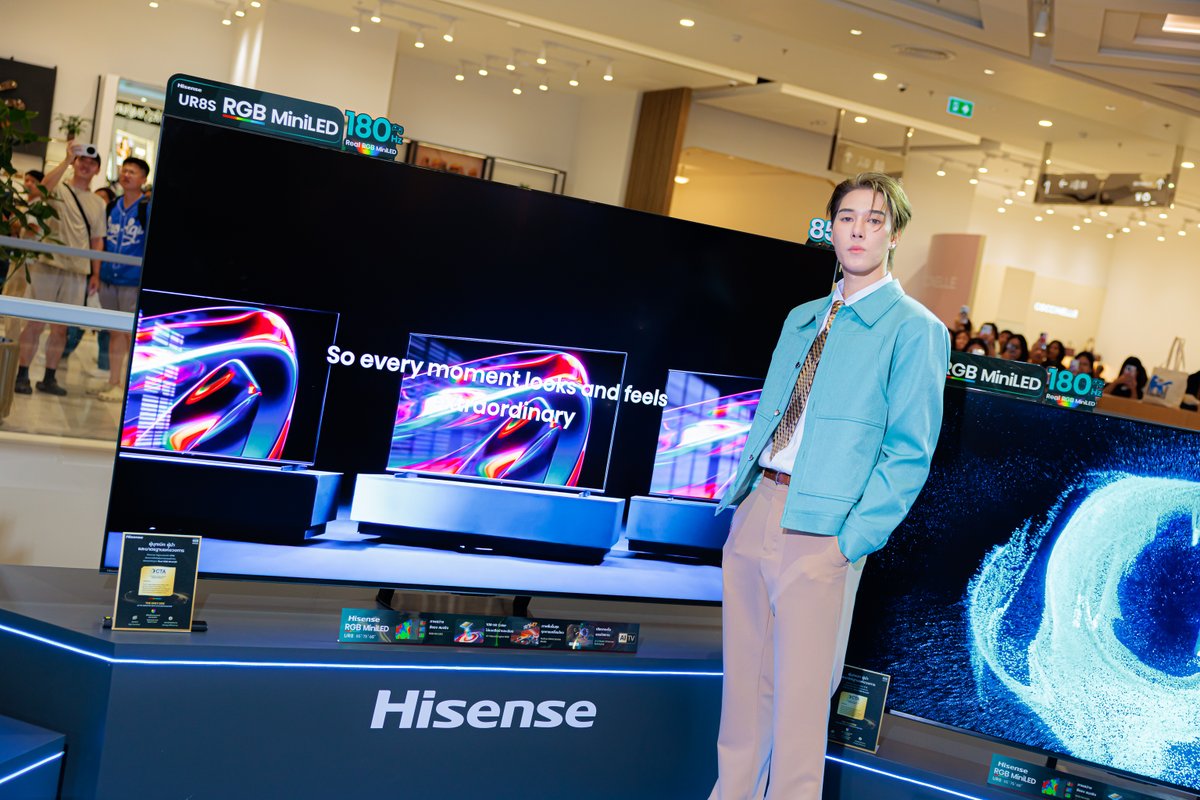 HisenseThailand's tweet photo. 🎉 Hisense ฉลองครบรอบ 1 ปี RGB MiniLED ในประเทศไทย 🌈💚 เมื่อวันที่ 28 กันยายน 2569 Hisense ประเทศไทย จัดงาน HISENSE RGB BIRTHDAY ณ The Sky Hall, Dusit Central Park เพื่อร่วมเฉลิมฉลองอีกหนึ่งก้าวสำคัญของเทคโนโลยี RGB MiniLED พร้อมส่งต่อประสบการณ์ความบันเทิงและโมเมนต์พิเศษให้กับทุกคน 📺✨ งานนี้คงเกิดขึ้นไม่ได้หากปราศจากการสนับสนุนจาก คณะผู้บริหาร Hisense ที่ให้ความสำคัญกับการสร้างประสบการณ์ที่ดีให้กับแฟน ๆ และเปิดพื้นที่ให้ทุกคนได้ใกล้ชิดกับแบรนด์และแขกรับเชิญพิเศษ นานิ – หิรัญกฤษฎิ์ ช่างคำ มากยิ่งขึ้น 💚 และที่สำคัญที่สุด ขอขอบคุณ แฟนคลับทุกคน ที่สละเวลาเดินทางมาร่วมงานกับเรา แม้ในช่วงที่หลายพื้นที่ต้องเผชิญกับสภาพอากาศที่ไม่เป็นใจและสถานการณ์น้ำท่วม การได้เห็นทุกคนมาร่วมสร้างรอยยิ้ม เสียงหัวเราะ และบรรยากาศอบอุ่นไปด้วยกัน เป็นอีกหนึ่งความทรงจำที่มีความหมายสำหรับ Hisense อย่างมาก 🥹✨ 1 ปีของ RGB MiniLED เป็นเพียงจุดเริ่มต้น และ Hisense จะยังคงเดินหน้าสร้างสรรค์นวัตกรรม พร้อมสร้างช่วงเวลาดี ๆ ร่วมกับทุกคนต่อไป #HisenseThailand #HisenseRGBMiniLED #HisenseRGBBirthday #HisenseRGBMiniLEDxNani #TheOriginOfRGBMiniLED #InnovatingABrighterLife #โคตาเอะ