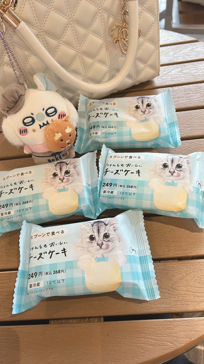luarunrun0228's tweet photo. 今日発売のファミリーマートの
にゃんともおいしいチーズケーキに
るあちゃんのイラストがのっています🐱💗

ぜひお手に取ってみてください~🥰
#ファミリ～にゃ～ト大作戦 https://t.co/Ek739X2vMw